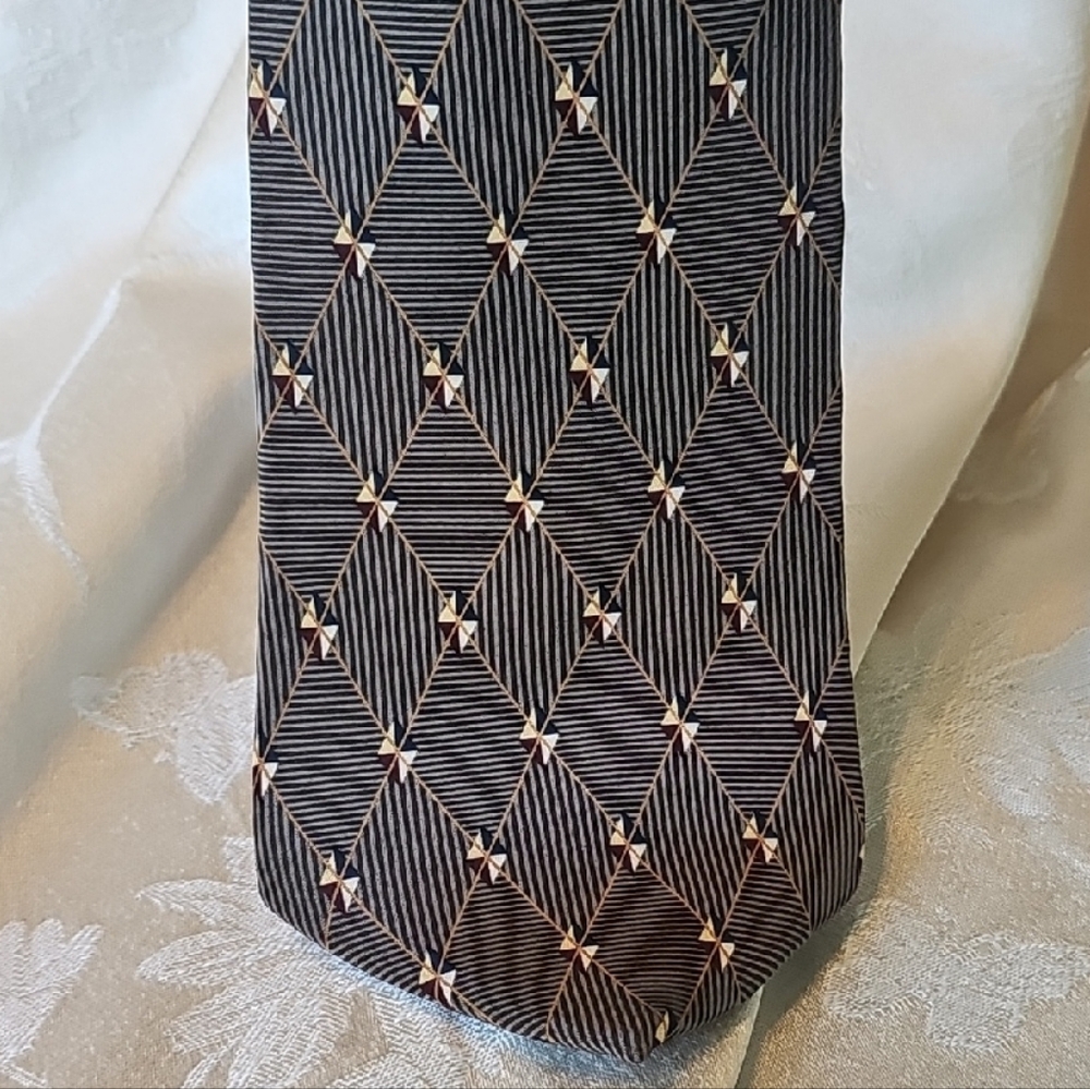 Bill Blass Grey and Gold Tie with Elegant Geometric Design
